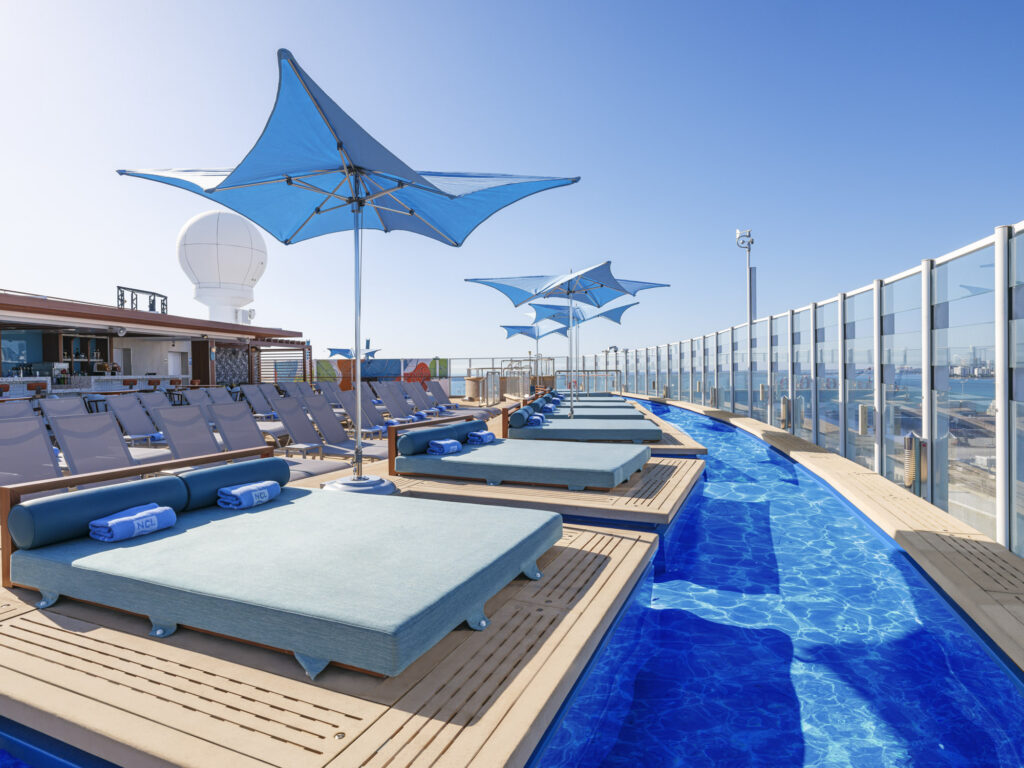 Vibe beach club - Norwegian ENCORE